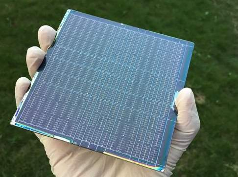 The semiconductor properties of ZnSe are used to improve the efficiency of solar cells